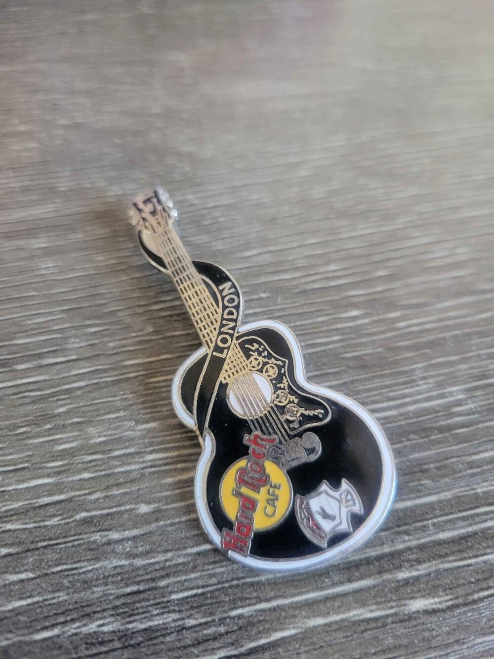 HARD ROCK CAFE guitar pin